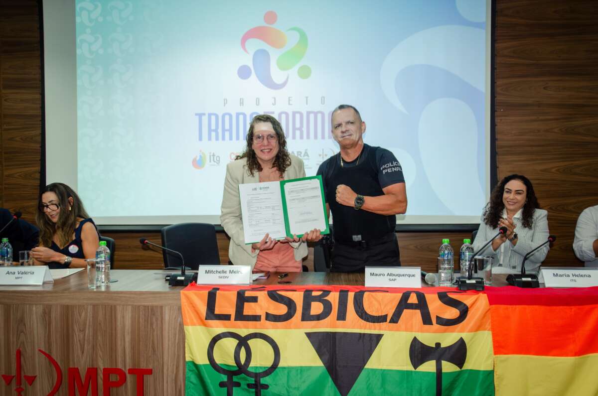 Na última sexta-feira (15), o Ministério Público do Trabalho em Fortaleza foi palco do lançamento do TRANSFORMAR, um projeto inovador voltado à ressocialização de internos e egressos LGBTI+ no Ceará. A iniciativa foi promovida pela Secretaria da Diversidade (Sediv), em parceria com a Secretaria da Administração Penitenciária e Ressocialização (SAP) e com o apoio executivo do Instituto de Gestão e Tecnologia (ITG). O evento aconteceu em alusão ao Dia Estadual de Combate à Transfobia, celebrado em 15 de fevereiro em homenagem à memória de Dandara Ketlely. O projeto TRANSFORMAR tem como objetivo proporcionar capacitação, letramento em diversidade e acesso a oportunidades de emprego e renda por meio do empreendedorismo e do apoio ao crédito. Além de assegurar um cumprimento de pena digno, a iniciativa busca garantir a reinserção social e profissional de pessoas LGBTI+ egressas do sistema prisional, promovendo respeito e inclusão. Com essa medida, 500 internos LGBTI+ serão beneficiados por ações voltadas à empregabilidade, incluindo apoio ao crédito, mapeamento de perfis, mentoria e atendimento psicossocial. Durante o evento, foram assinados planos de trabalho com a SAP e a Secretaria da Segurança Pública e Defesa Social (SSPDS), que atuarão de forma transversal para a implementação das políticas públicas necessárias ao sucesso da iniciativa. A Coordenadoria de Inclusão Social do Preso e do Egresso (Coispe) da SAP apresentou as políticas de ressocialização já implementadas no sistema prisional do Ceará, reforçando o compromisso do Estado com a dignidade e os direitos da população LGBTI+ privada de liberdade. Além disso, o evento contou com a palestra "Um mundo para todos – Dicas práticas para sermos agentes do mundo que desejamos construir", ministrada por Maite Schneider, especialista em diversidade e inclusão, que compartilhou sua experiência e reflexões sobre a construção de um mundo mais igualitário. A Secretaria da Diversidade segue comprometida com a implementação de políticas públicas voltadas à proteção, promoção e cidadania da população LGBTI+, garantindo que todas as pessoas tenham acesso a oportunidades reais de inclusão e respeito.
