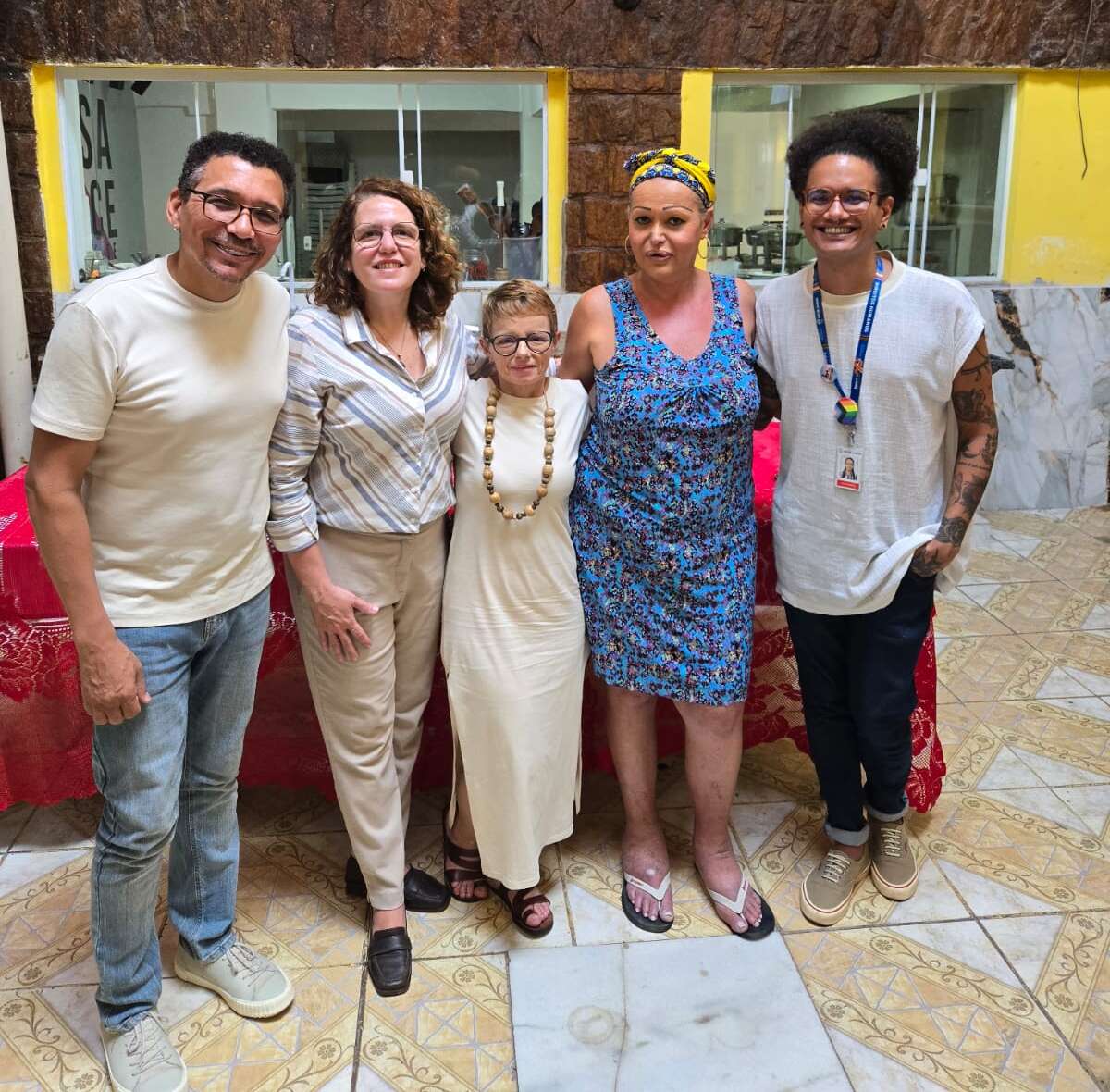 Secretária da Diversidade do Ceará realiza visitas técnicas a espaços de acolhimento e promoção dos direitos LGBTI+ no Rio de Janeiro A Secretária da Diversidade do Ceará, Mitchelle Meira, realizou, nesta semana, uma série de visitas técnicas a espaços de acolhimento e promoção dos direitos da população LGBTI+ no Rio de Janeiro e na Baixada Fluminense. A agenda teve como objetivo fortalecer a troca de experiências e ampliar estratégias para garantir atendimento digno e qualificado às pessoas LGBTI+ em situação de vulnerabilidade. Pela manhã, a Secretária esteve no Albergue Mais Tempo LGBTI+ David Miranda, onde foi recebida por Patrícia Esteves, diretora do espaço. Durante a visita, foram compartilhadas experiências sobre gestão do acolhimento, promovendo um intercâmbio de boas práticas para aprimorar os serviços ofertados no Ceará. Em seguida, Mitchelle Meira visitou a Casa Dulce Seixas de Acolhimento LGBTI+, onde foi recebida por Shirley Maria, presidente da instituição e cearense de origem. A agenda incluiu um almoço com os usuários da casa, criando um espaço de diálogo sobre políticas públicas e o fortalecimento das ações voltadas à população LGBTI+. À tarde, a Secretária participou de um encontro com o Centro de Cidadania LGBTI+ III da Baixada Fluminense (Nova Iguaçu), reafirmando o compromisso com a construção de redes de apoio e o fortalecimento de políticas de inclusão para a população LGBTI+ em diversas regiões do país. Durante toda a agenda, Mitchelle Meira esteve acompanhada de Cláudio Nascimento, vice-presidente do Conselho Estadual LGBT do Rio de Janeiro e presidente do Grupo Arco-Íris. No fim da tarde, visitou a sede do Grupo Arco-Íris, organização que há mais de três décadas atua na defesa dos direitos humanos e no combate à discriminação, promovendo avanços significativos na luta pela igualdade e inclusão. A Secretaria da Diversidade do Ceará segue comprometida com a construção de um futuro mais justo, seguro e acolhedor para todas as pessoas, ampliando redes de proteção e fortalecendo as políticas públicas para garantir os direitos e a dignidade da população LGBTI+.