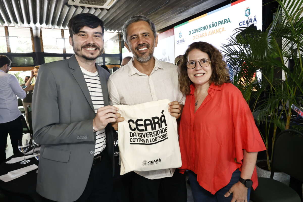 Secretaria da Diversidade participa de reunião do secretariado estadual e entrega kit Ceará da Diversidade ao governador Elmano de Freitas