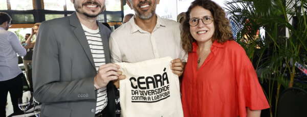 Secretaria da Diversidade participa de reunião do secretariado estadual e entrega kit Ceará da Diversidade ao governador Elmano de Freitas