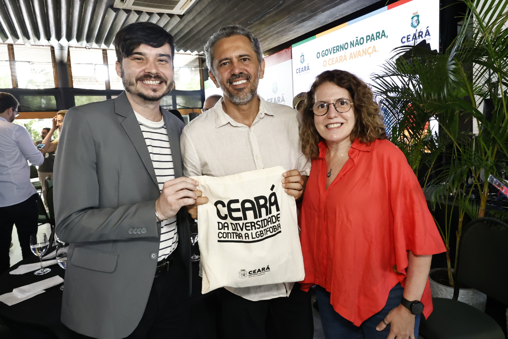 Secretaria da Diversidade participa de reunião do secretariado estadual e entrega kit Ceará da Diversidade ao governador Elmano de Freitas